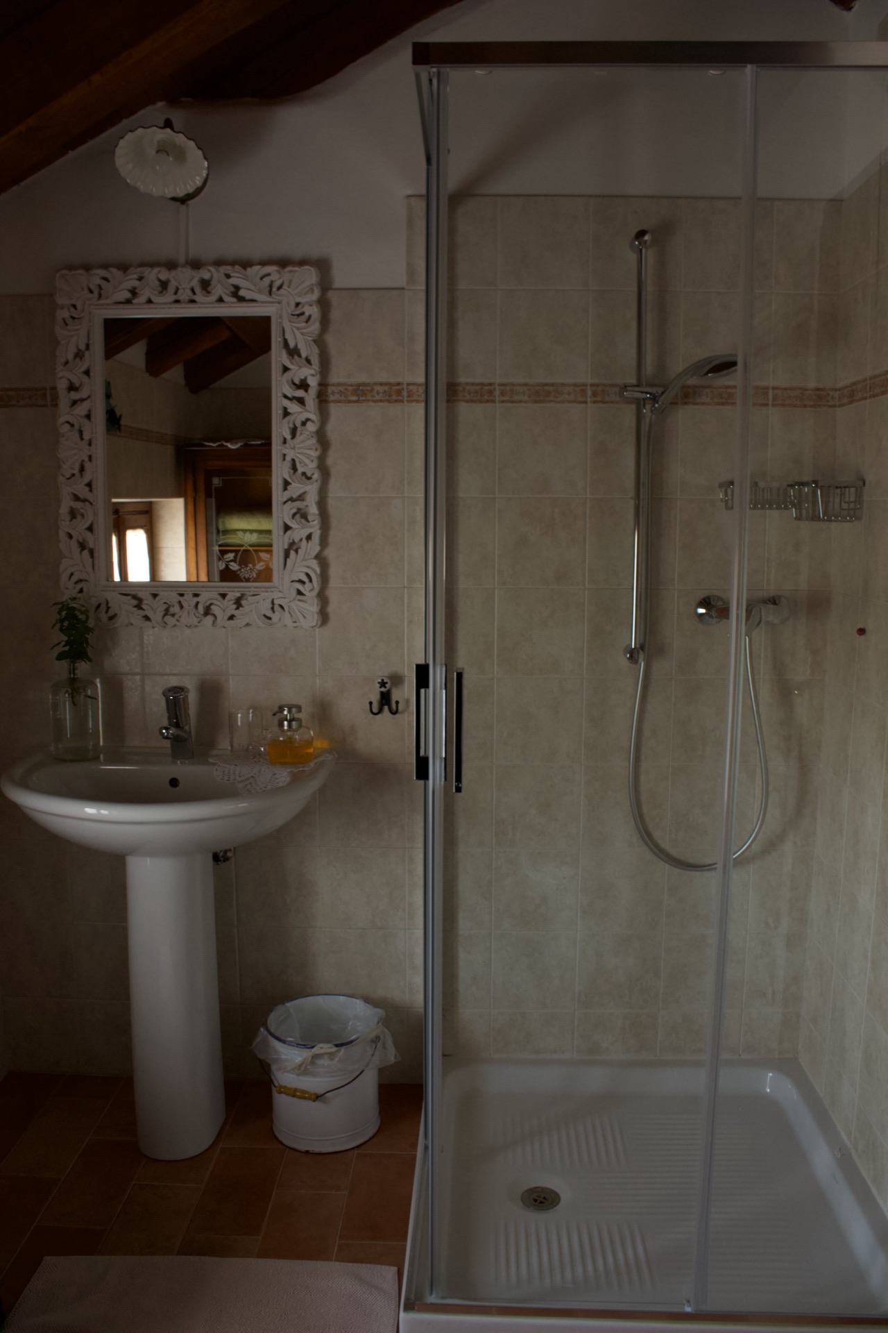 Bagno con doccia e specchio